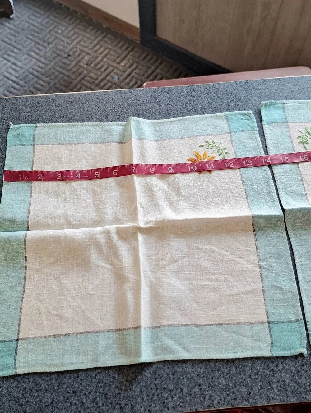 Vintage 30s-40s Embroidered Linen Daisy Tablecloth & Napkin Set